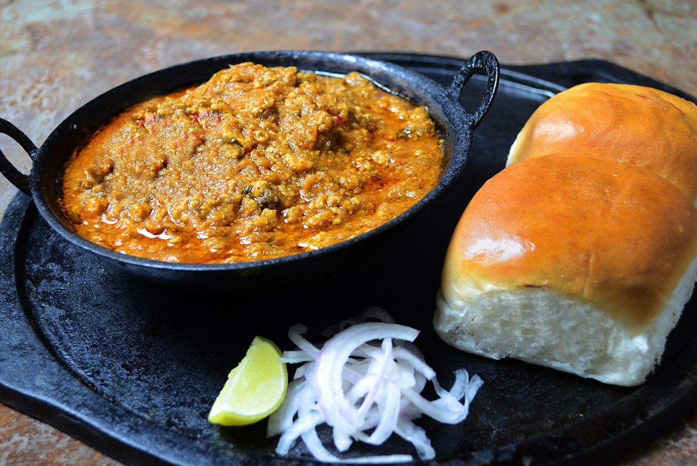 Order Bhuna Chicken Keema Pav from Samosa Singh on EatSure