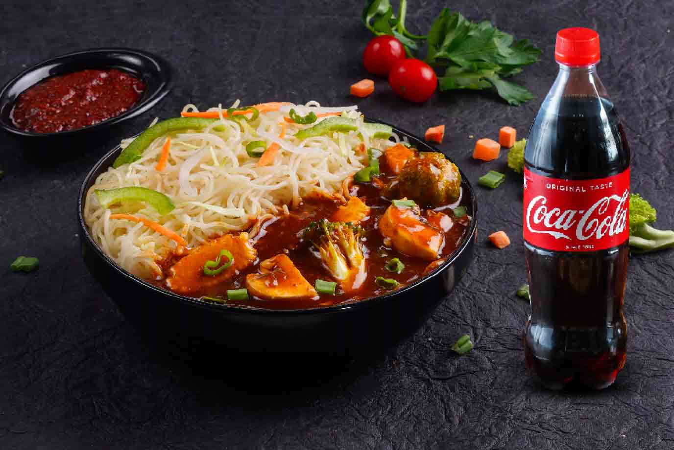 Hakka Noodles with Exotic Veggies in Hunan Sauce & Coke 475 ML